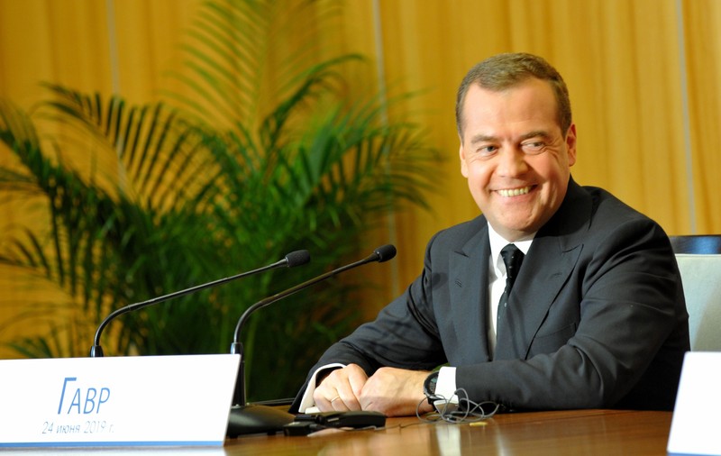 Dmitri Medvedev anunță că Rusia nu va negocia pacea cu Ucraina prea curând: „Inamicul trebuie să vină târându-se în genunchi, cerşind milă”