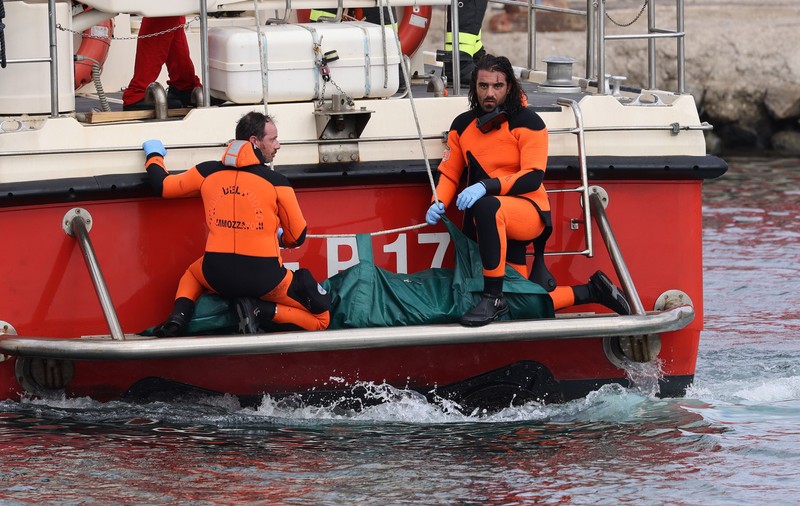 Scafandrii au recuperat cadavrul ultimei persoane dispărute de pe iahtul de lux scufundat din Sicilia