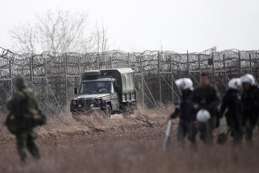 Soldați greci la frontiera cu Turcia, în apropiere de Kastanies | Foto: EPA