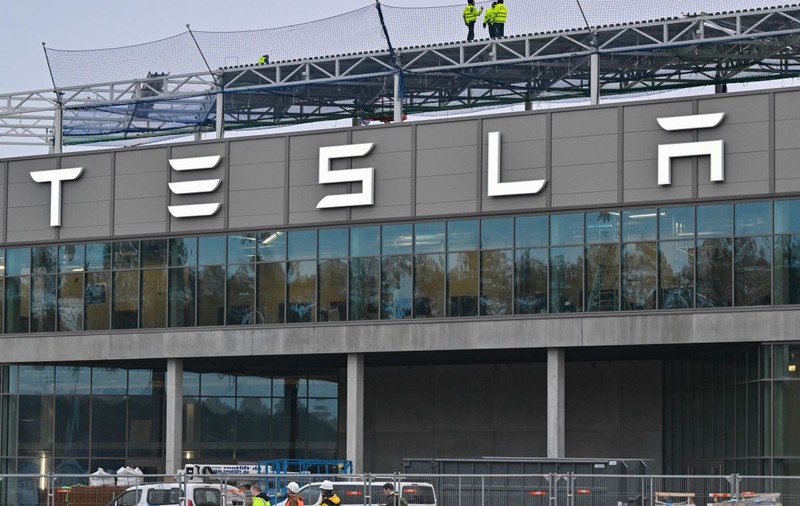 Pierderi de aproape un miliard de euro pentru uzina Tesla din Germania, după atacul unor „eco-teroriști”. Musk: „Cei mai proști de pe Pământ!”