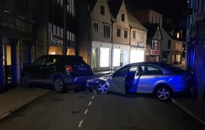 Un român beat a intrat cu mașina într-un bar din Anglia, apoi a refuzat testarea cu etilotestul
