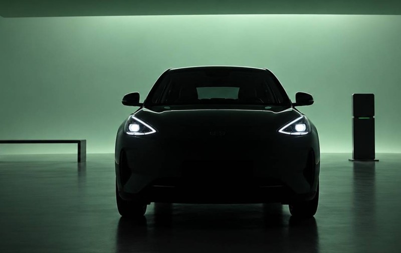 Geely E2, showroom, lumină verde