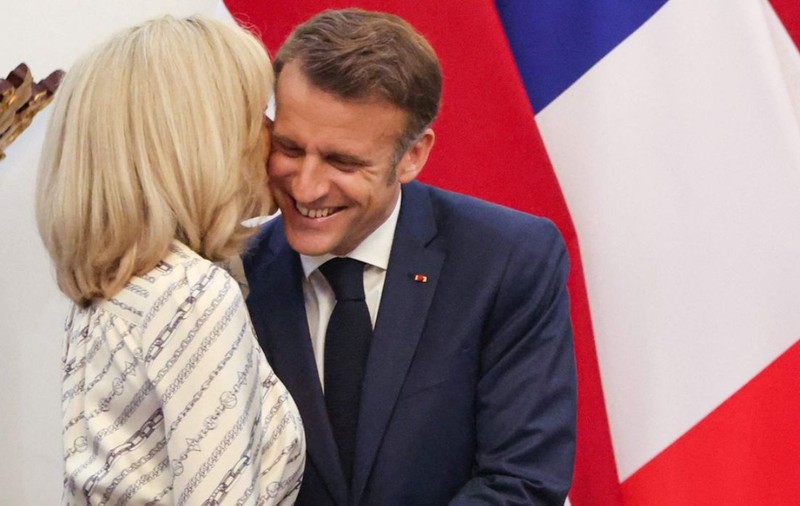 Motivul pentru care videoclipul în care Brigitte Macron îl împinge pe soțul ei, Emmanuel Macron, a ținut atenția Franței doar 24 de ore