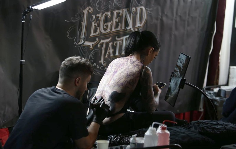 120 de tatuatori din întreaga lume au ajuns la București. Sesiuni de tatuare live, concerte și artă pe piele | FOTO
