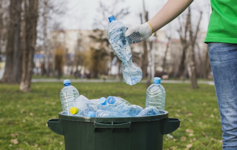 Comisia Europeană vrea să interzică ambalajele din plastic