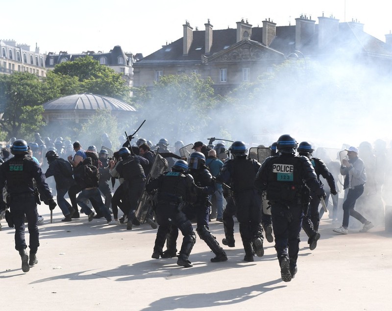 Proteste violente la Paris. 250 de mitinguri au fost organizate duminică în Franța de cei care îl contestă pe Macron
