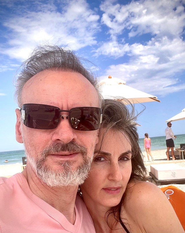 Cum a apărut Mihai Albu la plajă alături de iubita lui. Nu pozează prea des alături de Elena Nechifor, care nu e persoană publică