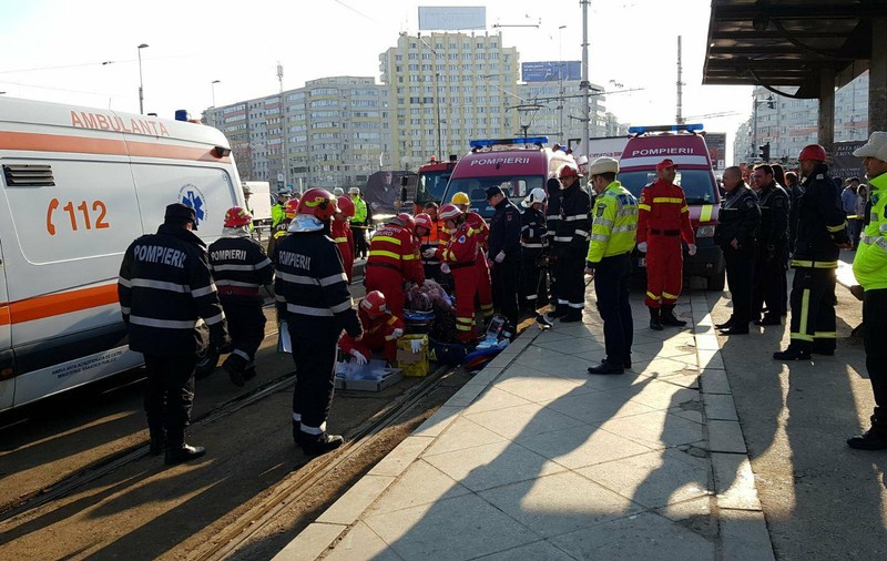 UPDATE | Circulația tramvaielor 21, reluată. Un bărbat a căzut pe șinele de tramvai  - FOTO
