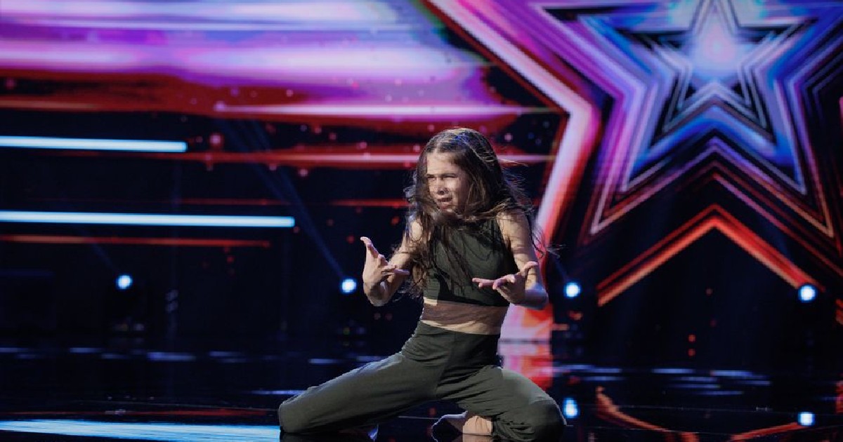 Imaginea surprinde o fetiță într-o ipostază plină de expresivitate în timpul unui număr de dans pe scena emisiunii „Românii au talent”, având pe fundal logo-ul strălucitor în formă de stea al competiției.
