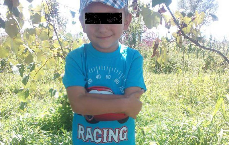 Un copil a fost rănit de bunicul său în județul Bacău. Băiețelul de patru ani a fost lovit în cap cu o foarfecă pentru curățat via