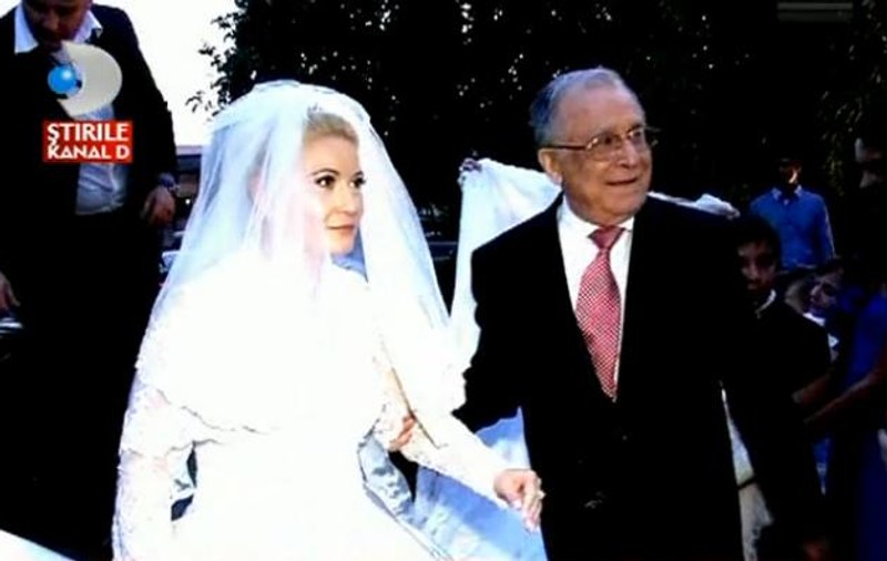 Nuntă cu mare ştaif! Ion Iliescu a condus MIREASA LA ALTAR! FOTO