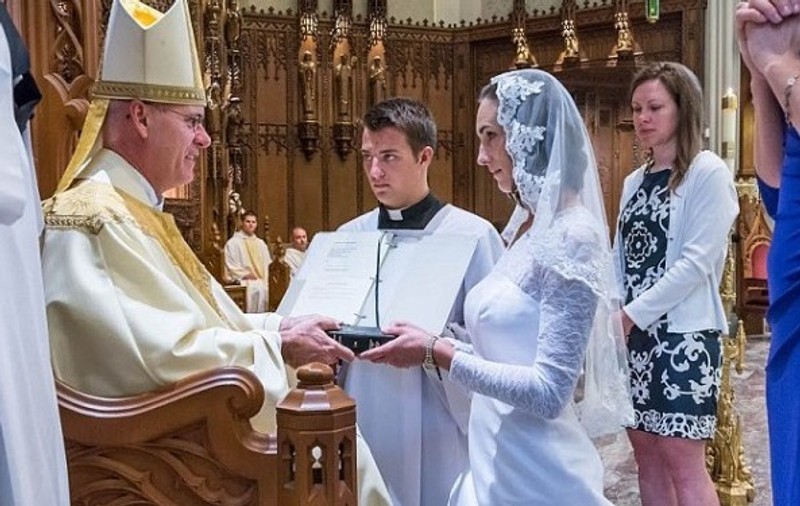 O profesoară virgină s-a măritat cu Iisus Hristos