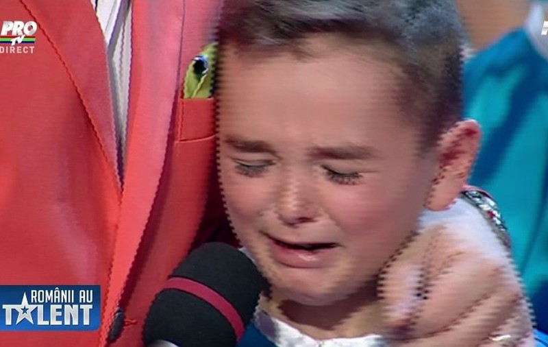 ROMÂNII AU TALENT. A IZBUCNIT în LACRIMI pe SCENĂ, ÎN DIRECT, la "ROMÂNII AU TALENT"! Vezi ce l-a făcut pe PUŞTIUL ăsta SĂ PLÂNGĂ!