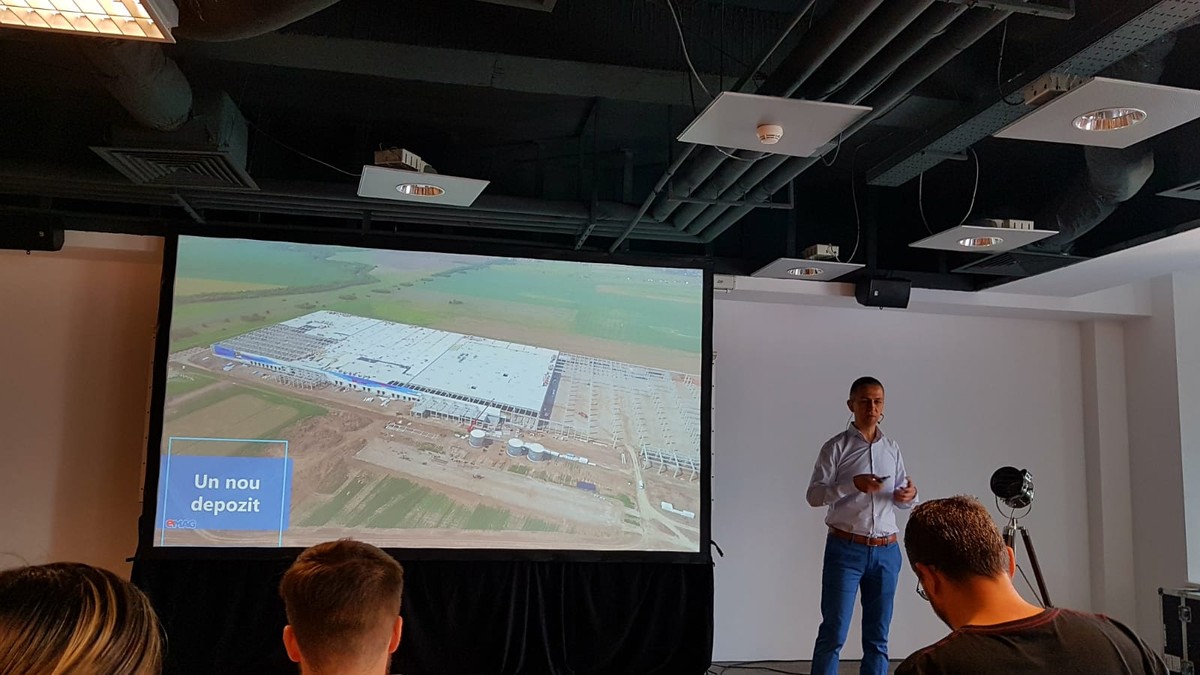 Iulian Stanciu, șeful eMag, arată lucrările la noul depozit pe care retailerul îl construiește lângă București