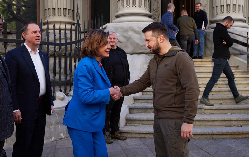 Președinta Camerei Reprezentanților din SUA, Nancy Pelosi, vizită neanunțată la Kiev: „America este ferm alături de Ucraina”