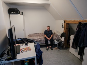 Daniel Uțescu în camera în care locuiește în Skagen, Danemarca