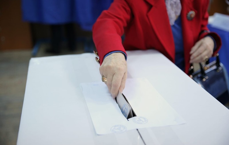 Un primar din județul Constanța a fost surprins dând bani președintei secției de votare. Cum și-a explicat gestul