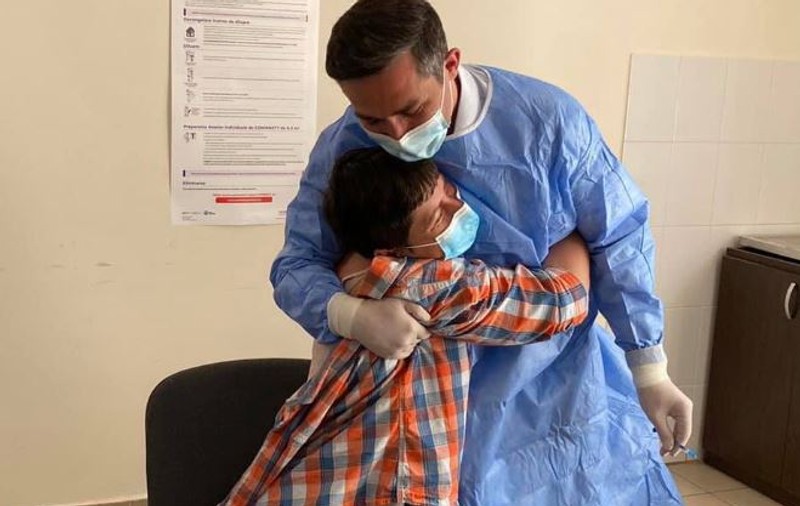 Valeriu Gheorghiță a vaccinat în comuna Izvoru, unde a copilărit. Gestul făcut de un tânăr de 16 ani