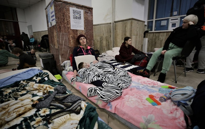 Gara de Nord, adăpost improvizat pentru refugiați ucraineni. Femei și copii dorm pe saltele întinse pe jos, în sala de așteptare