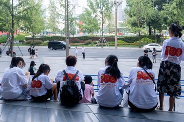 Tineri cu tricouri care marchează 100 de ani de la înființarea Partidului Comunist Chinez | Foto: Shutterstock
