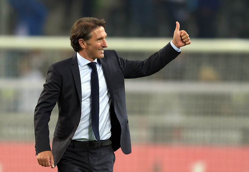 epa04926121 Hamburg's head coach Bruno Labbadia celebrates winning the German Bundesliga soccer match between Borussia Moenchengladbach and SV Hamburg in Moenchengladbach, Germany, 11 September 2015. EPA/FEDERICO GAMBARINI EMBARGO: The use of this image in all electronic media, including Internet, is prohibited during the game (including half-time). The use of this image in mobile devices (especially per MMS) is allowed two hours after the game has finished.