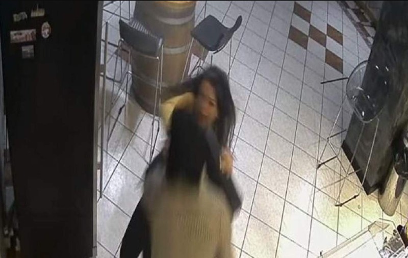 O româncă din Italia s-a luat la bătaie cu un hoț care jefuia barul unde ea lucrează. Curajul Simonei a impresionat-o pe patroană / VIDEO