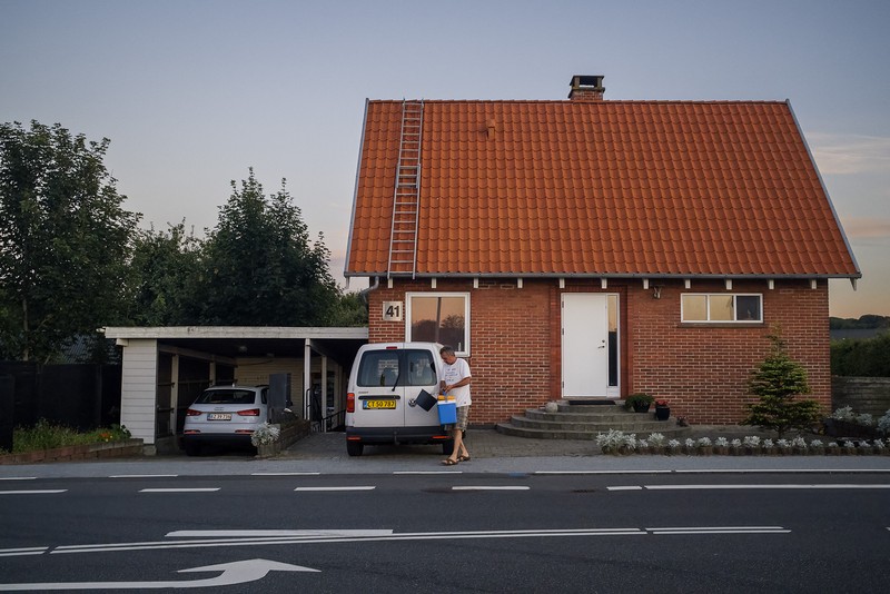 Dorel se pregătește să plece la pescuit. Casa familiei Apostu în Frederikshavn, Danemarca