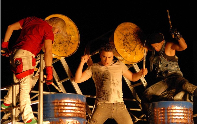 Fetiţa lui Zoli Toth i-a oferit un buchet de flori tatălui său pe scenă, în timpul unui concert Sistem