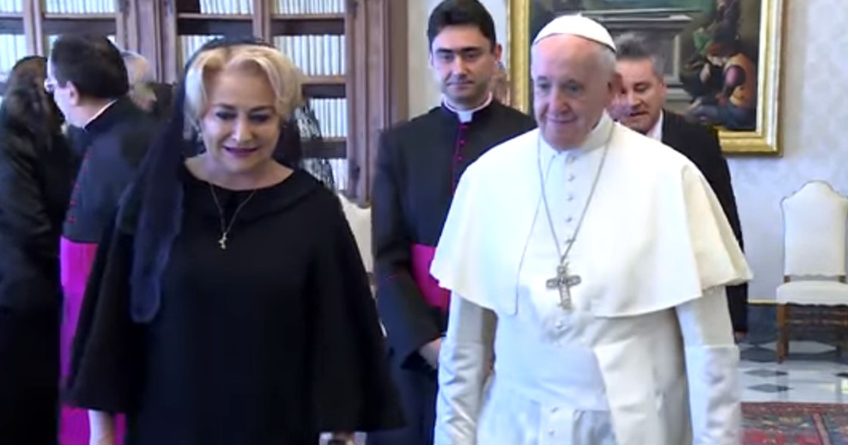 Preotul sucevean Ionuţ Strejac a fost traducatorul suveranului pontif la vizita premierului Dăncilă