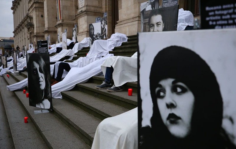 Protest la Curtea de Apel: rudele victimelor din Colectiv, acoperite cu cearșafuri albe, lângă fotografiile cu cei dragi