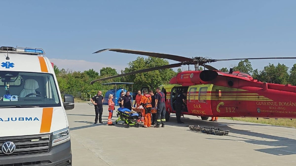 Persoană salvată cu un elicopter Black Hawk și adus la echipajul unei ambulanțe