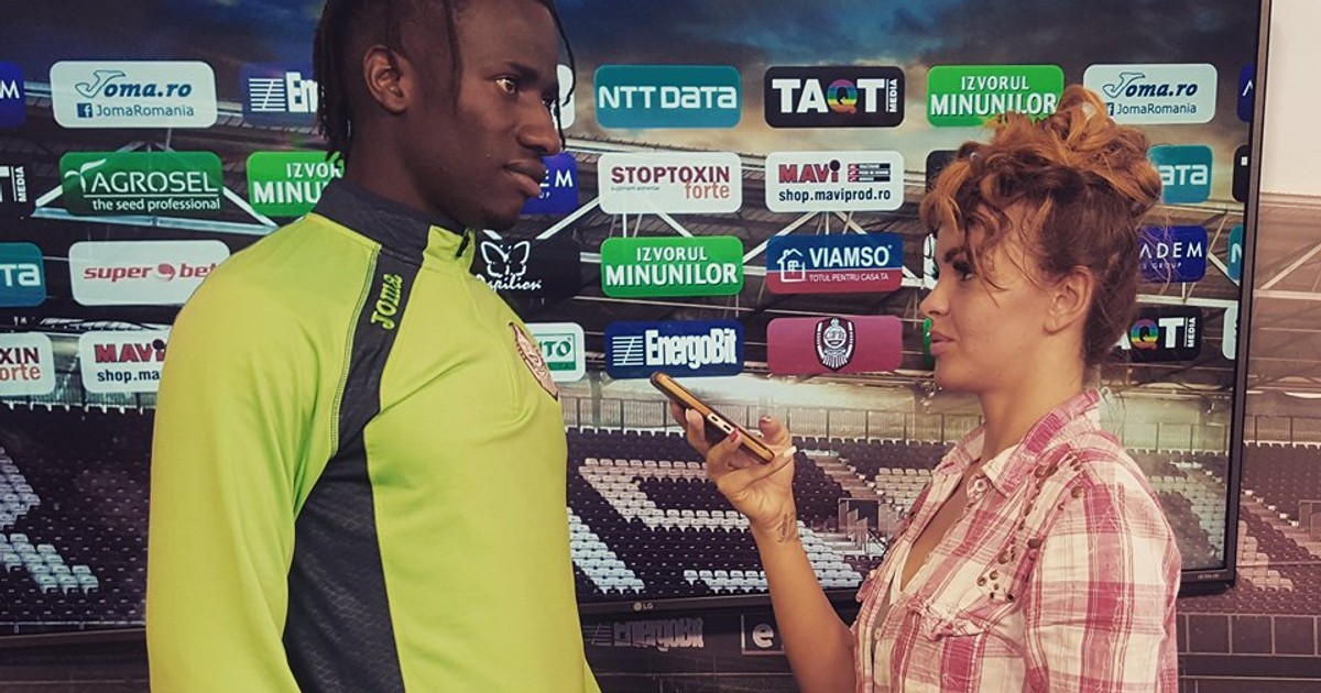 Cine este Ibrahima Balde. Aici, fotbalistul este interviat de reporterul Libertatea