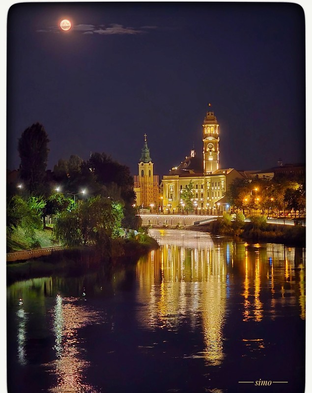 Cum s-a văzut „Luna Căpșună” pe cerul României. Imaginile impresionante din toată țara