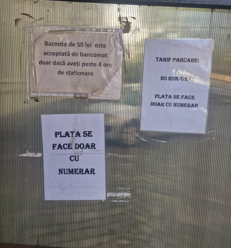 Anunțurile din curtea clinicii