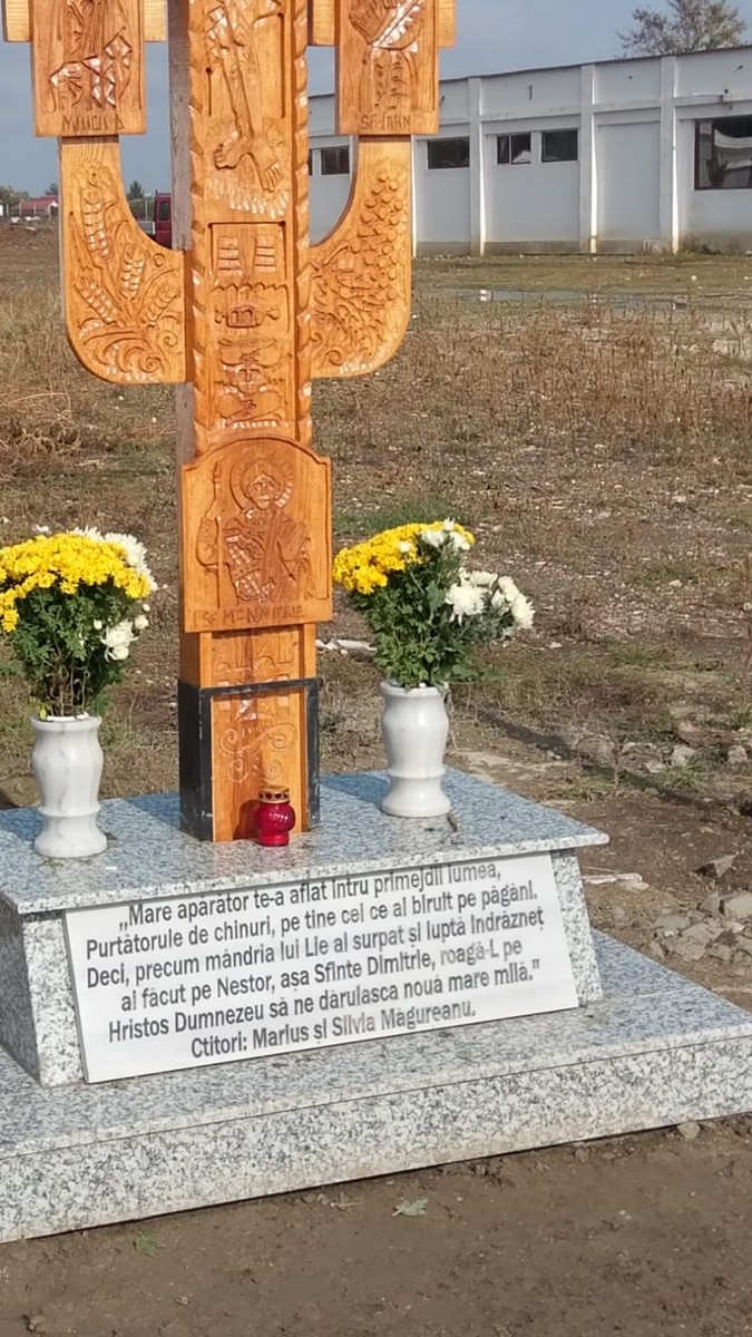 Troița a fost comandată de Marius Măgureanu și de soția lui
