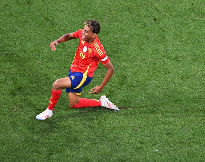 Povestea din spatele pozelor virale cu Lionel Messi care îl ține în brațe pe Lamine Yamal când era bebeluş. „Începutul a două legende”