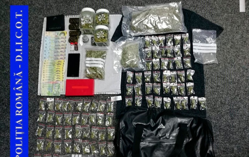 Captură de peste 3, 5 kilograme de droguri făcută de polițiștii din Vaslui. Trei bărbați au fost reținuți