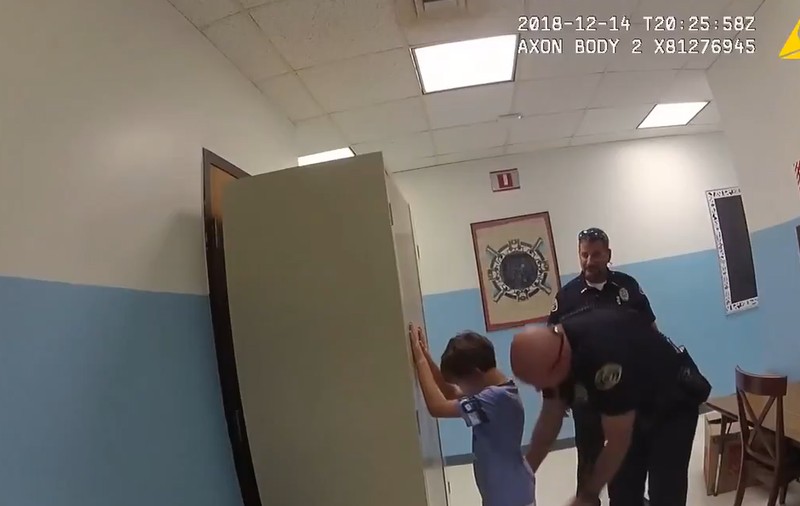VIDEO | Scene revoltătoare în Florida. Un copil de 8 ani cu nevoi speciale, încătușat de polițiști:„Vei merge la închisoare”