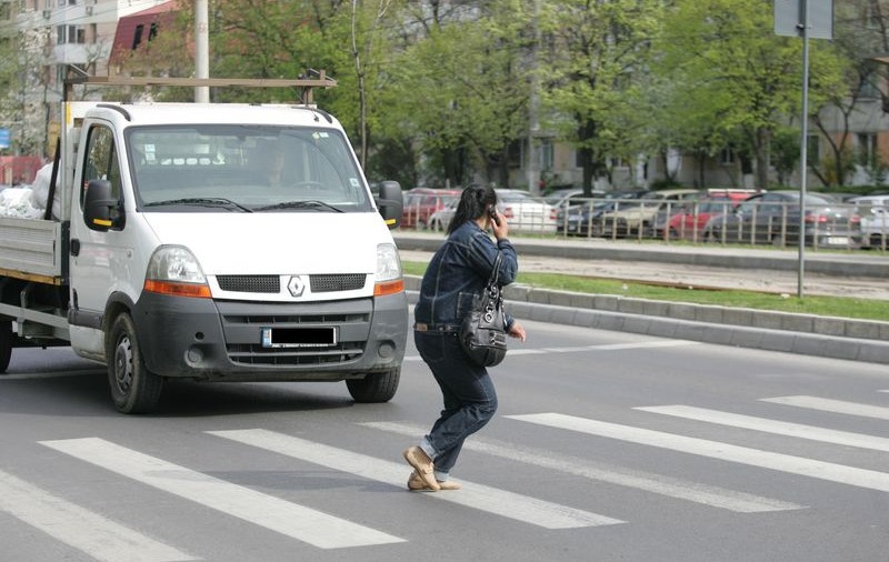 Femeie lovită pe trecerea de pietoni de un taxi, la Galați