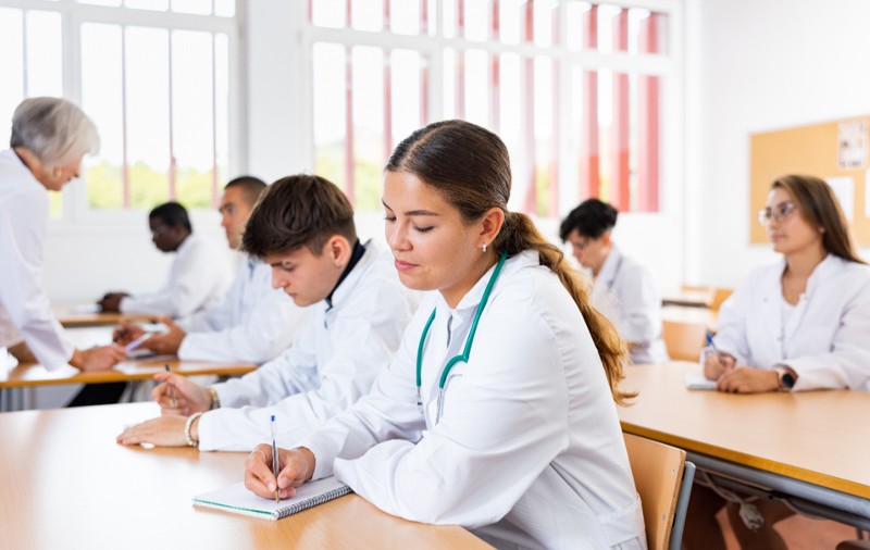 Profesoara universitară din Iași care bruia ilegal studenții în timpul examenelor nu poate fi sancționată