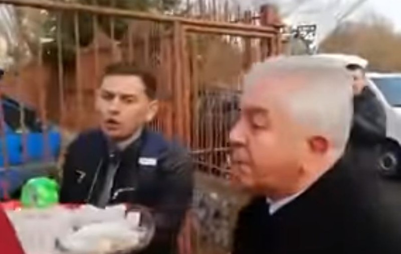 VIDEO/ Schimb dur de replici între protestatarii din Reșița și un fost deputat PSD: „Comunistule!” / ”Bă, alcoolicule, mănâncă tu rahat!”