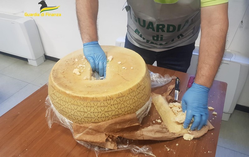 Brânză de 20 de milioane de euro. Zeci de kilograme de cocaină ascunse de traficanții de droguri în roți de parmezan, în Italia