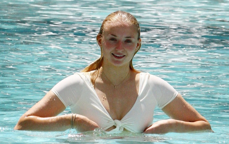 FOTO | Sophie Turner, extrem de sexy la piscină. Actrița din Game of Thrones a avut probleme cu costumul de baie