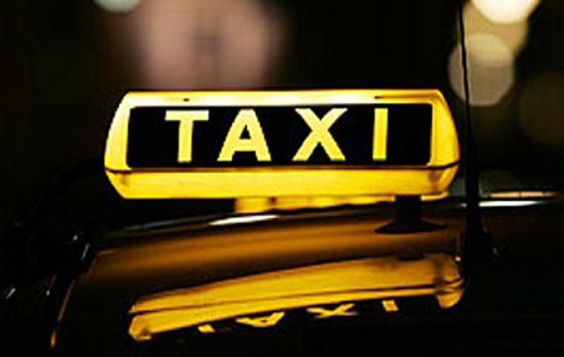 Incident în Capitală! Un poliţist a fost acroşat de un taximetrist care a încercat să scape de amendă