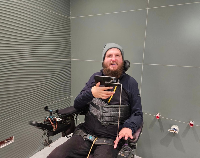 Mihai Neșu, mesaj din scaunul cu rotile pentru Ilie Bolojan, după tăierea facilităților pentru persoanele cu dizabilități: „Are dorința de a face lucruri bune în țară”