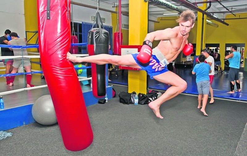 Bogdan Vlădău nu este doar un model de succes, ci şi un abil practicant de arte marţiale