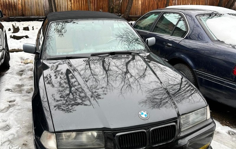 ANAF vinde la licitație un BMW decapotabil din 1997 cu 29.000 de euro, iar taxa de participare este de 15.282 de lei