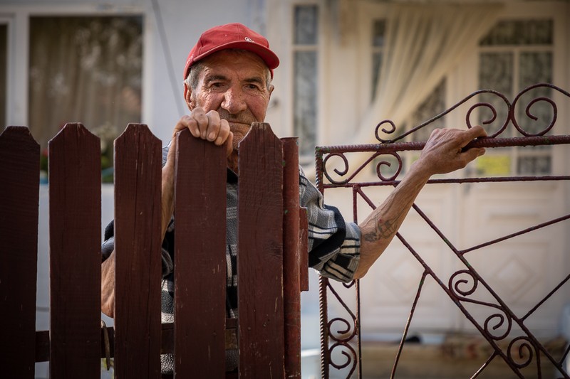 Stan Sava se bucură să stea de vorbă cu rarii trecători de pe ulițele satului