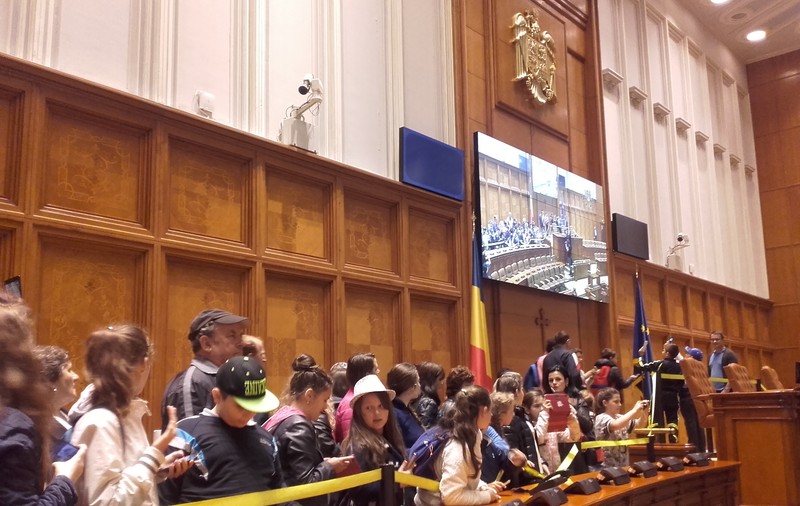 REPORTAJ. Ce impresie le-a lăsat copiilor Parlamentul: Liviu Dragnea este ”o vedetă”, iar sala de plen este mai mare decât Arena Națională