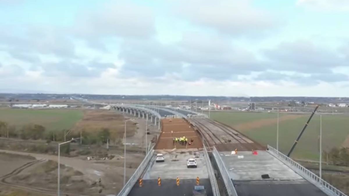 Lotul 2 din autostrada București - Focșani filmat de sus, muncitorii cu veste reflectorizante lucrează la autostradă